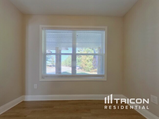 Photo - 184 Oakville Dr