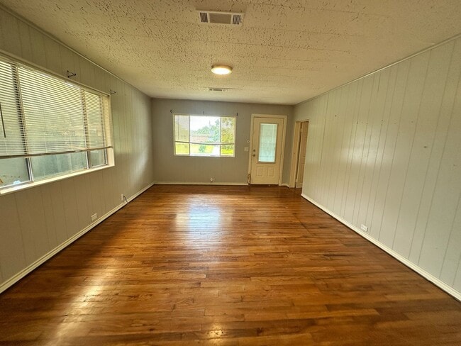 Photo - 918 W 5th St