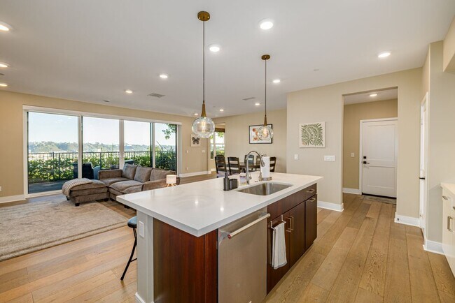 2739 Via Alta Pl