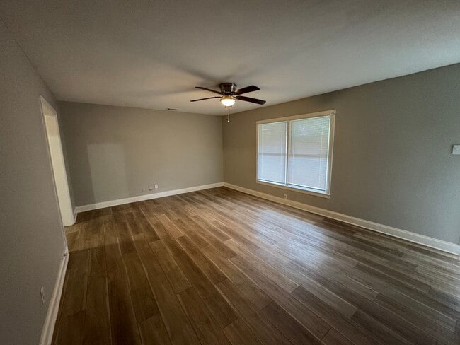 Building Photo - Central Waco Home