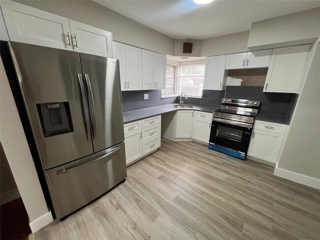 Building Photo - 441 SE 3rd St Rental