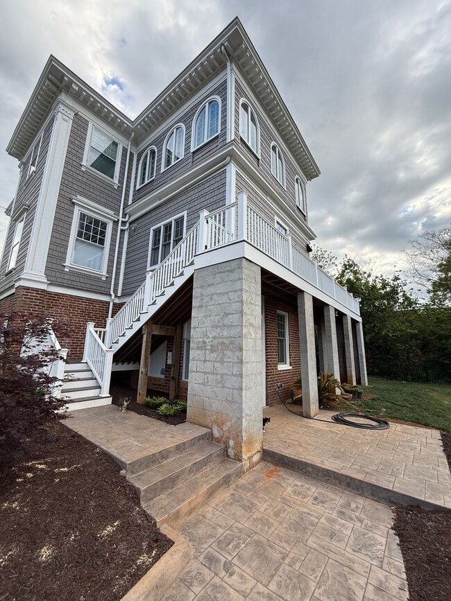 Building Photo - 2021 Rivermont Ave Unit A