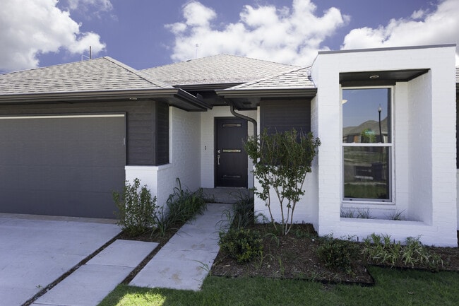 Building Photo - Stylish, Modern, Nearly New | 4-Bed | 2-Ba...