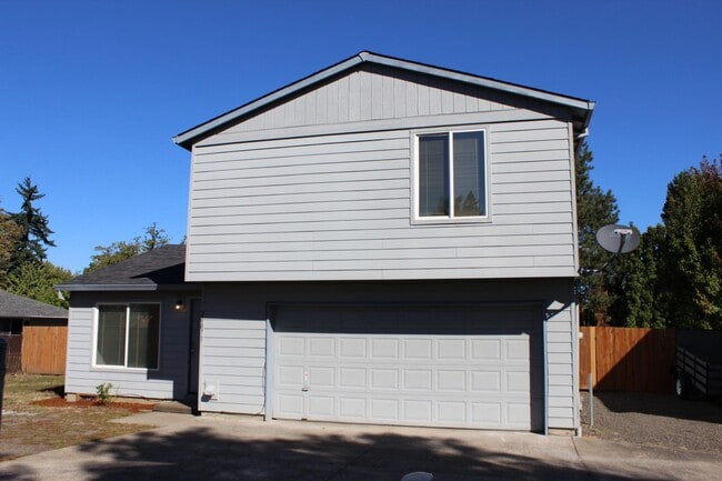 Building Photo - 4 BR, 2 1/2 BA home with fenced yard in qu...