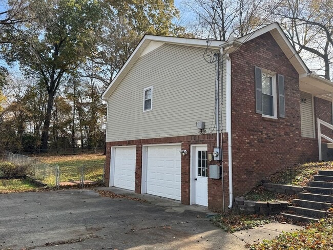 Photo - Charming 3 bd/2 ba with Basement!! Home Near Ft Campbell!