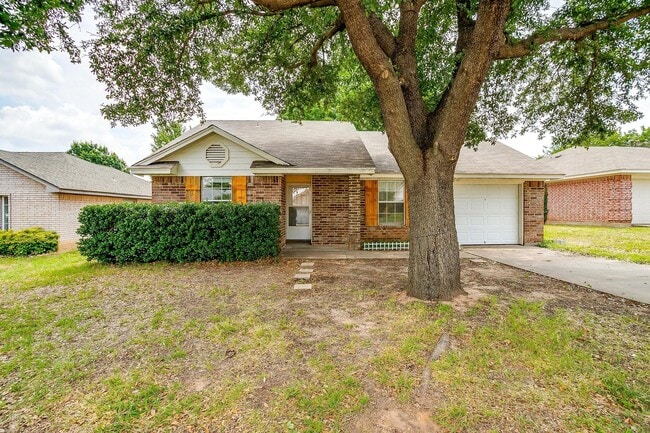 Building Photo - Cozy 3 Bed, 2 Bath Home Minutes Away from ...