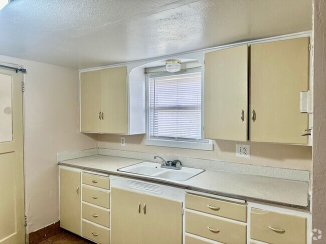 Building Photo - 2.5 miles to Oregon Tech and Sky Lakes, 2b... Rental