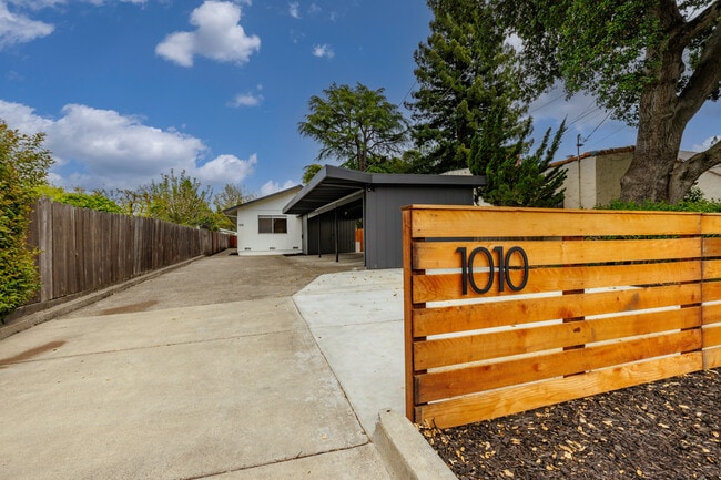 Building Photo - 1010 King St Unit #B