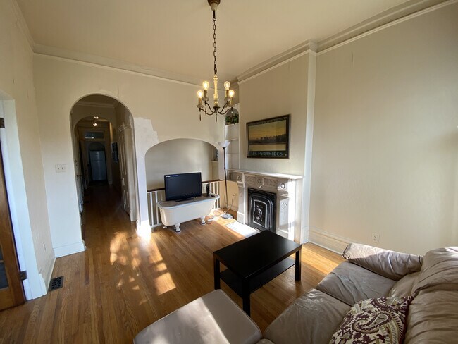 Main Living Room 2 - FL2 - 917 S Loomis St Unidad 1