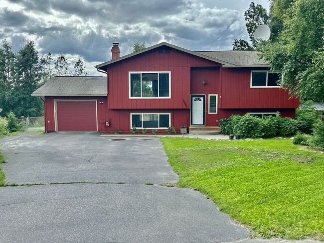 Building Photo - HUGE BACKYARD, 4 BED 2 BATH, HEATED GARAGE HOME!