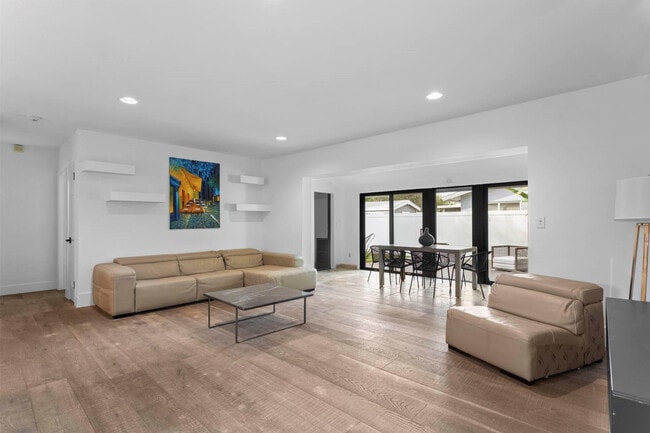 Photo - 715 NE 25th Ave