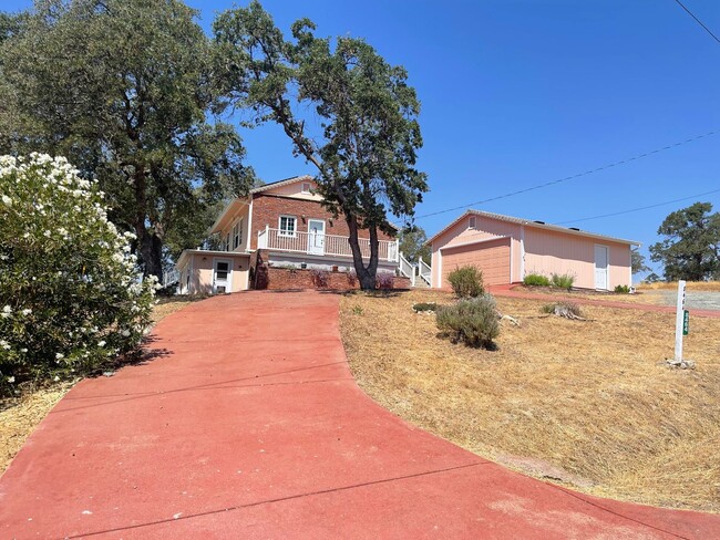 Building Photo - Charming Custom 2-bedroom 2-story home