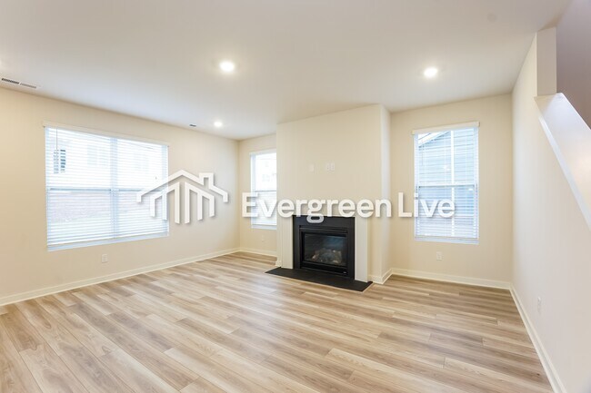 Photo - 880 Bur Oak Ct