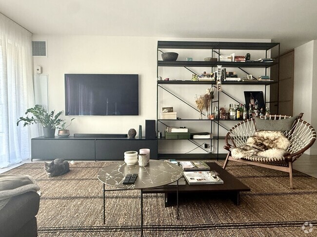 Building Photo - 2020 N Lincoln Park W Unit 2E Rental
