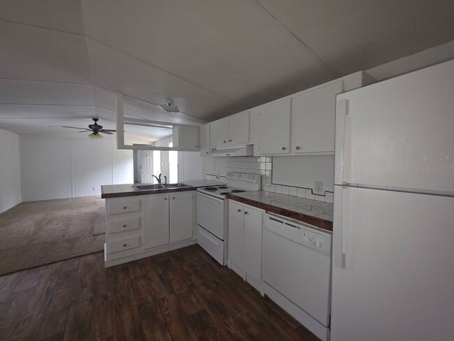 Building Photo - Ready to Move in