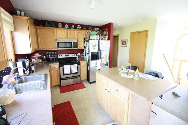 Photo - Beautiful 4 Bedroom/2 Bathroom Home In Shakopee-AVAILABLE 7/1