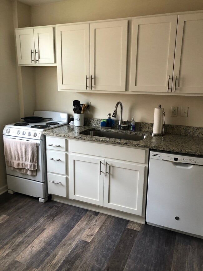 1 bed/ 1 Bath Kitchen - Embassy House