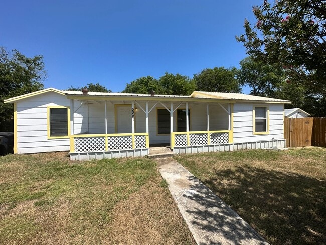 Building Photo - Charming 3 Bedroom House with Fenced Backyard | Conveniently Located near 820 and W. Camp Bowie