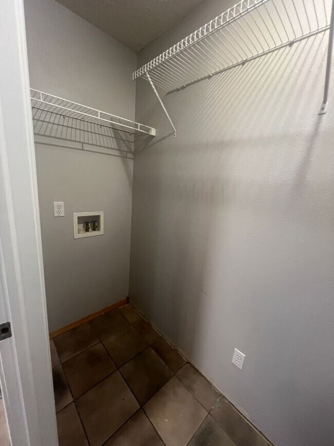 4 bedroom/3 bathroom/2 car garage/walkout House House Rental in