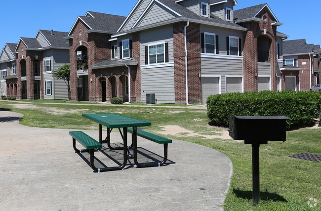 Photo - Pinnacle Apartments