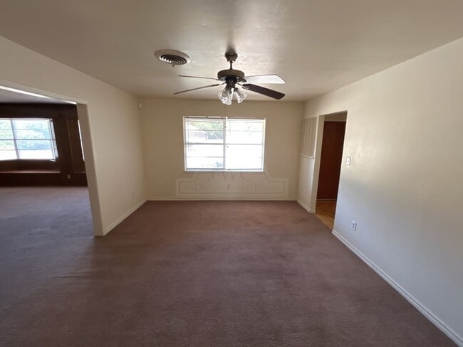 Photo - 208 Oak St