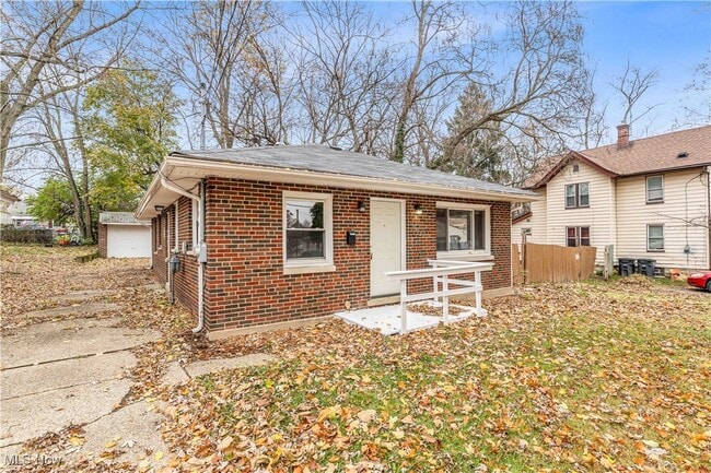 Photo - 1092 Peerless Ave