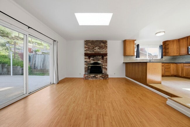 Photo - Large Oakland Hills Home With Large Garage/Yard +Laundry Hook-Ups!