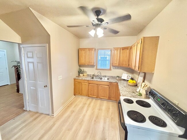 Photo - Spacious 3bd House | Driveway | Enclosed P...