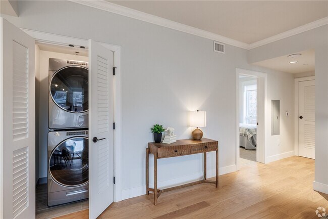 Photo - 105 W Court St