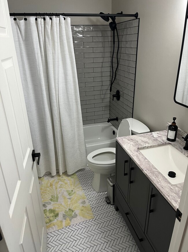 Photo - 2024 Gov Thomas Bladen Way Unidad Furnished