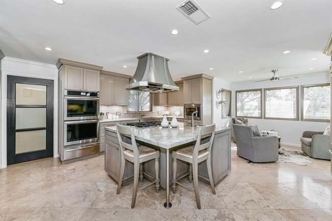 Building Photo - Gorgeous private home on 3 acres in Richmond. Enter through the gated access to your fully fenced...