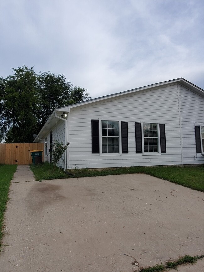 Building Photo - 5319 Cherie Crest Ct