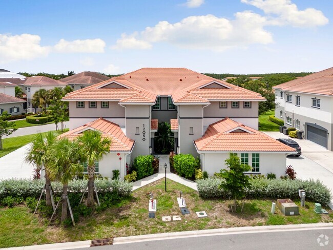 Building Photo - Stylish Corner Coach Home in Prime Fort My...