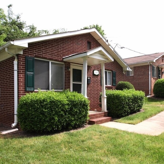 Building Photo - 2560 La Deara Crest Ln