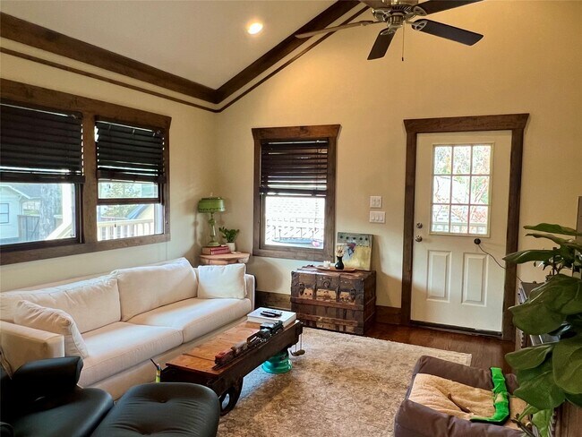 Photo - 1021 Louise St