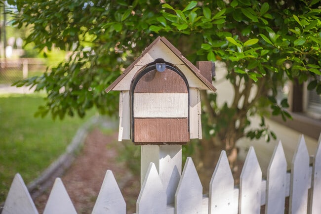 Photo - 1521 Yukon St