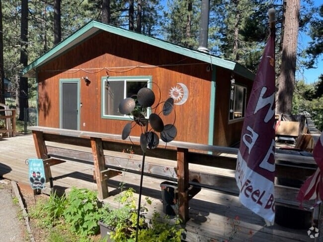 Building Photo - Charming pet friendly home available for a...