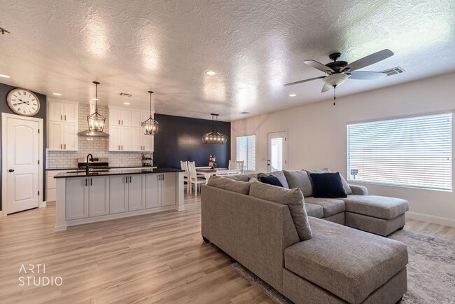 Photo - Beautiful Desert Canyon Home!