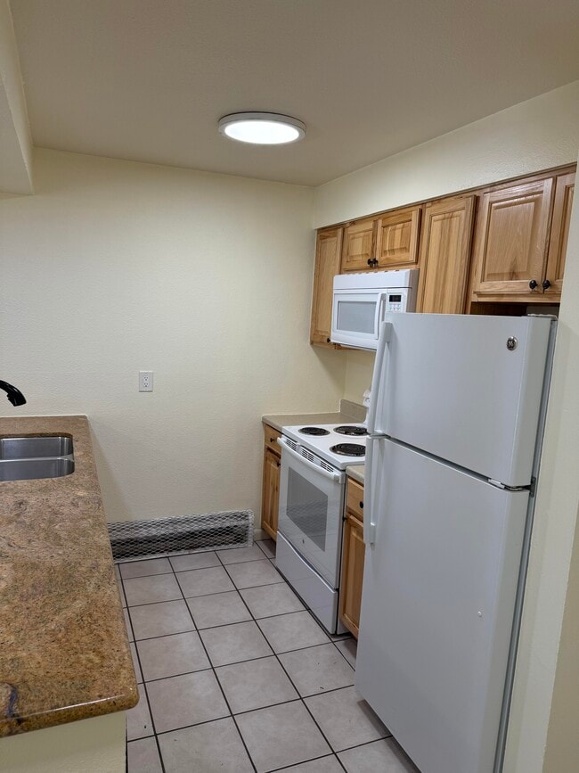 Photo - 1065 University Ave Unidad 121