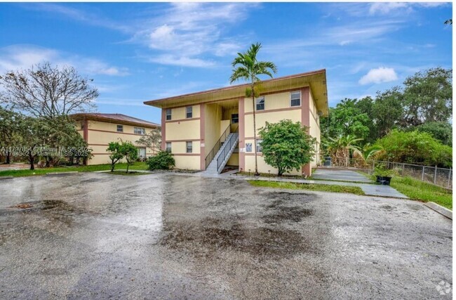 Building Photo - 825 SW 10th St Unit C Rental