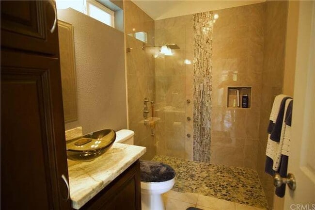 Modern Spacious bathroom - 4792 Mount Abbott St Casa