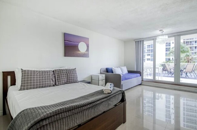 Building Photo - 19201 Collins Ave Unit 123