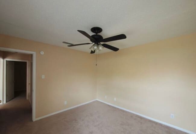 Building Photo - 2102 Hinkle Ave Unit A