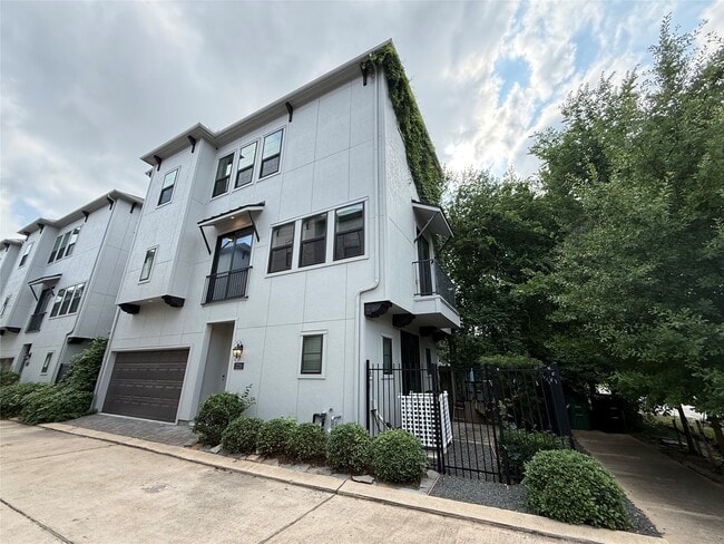 Photo - 1220 W 25th St