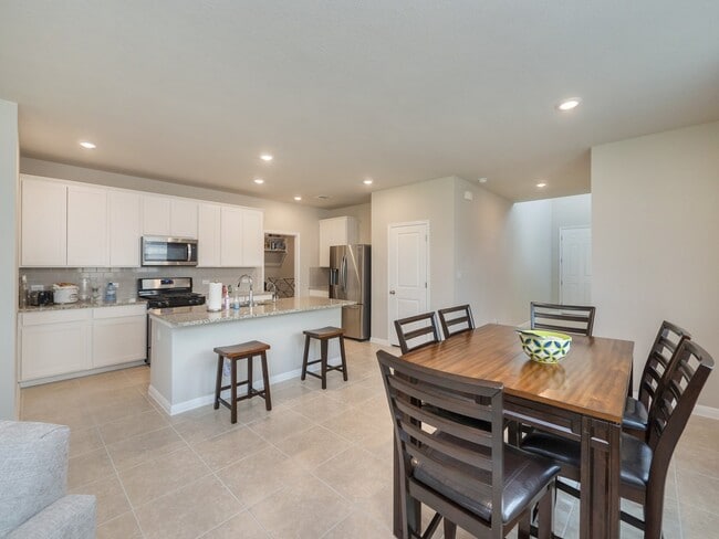 Photo - 120 Serpens St