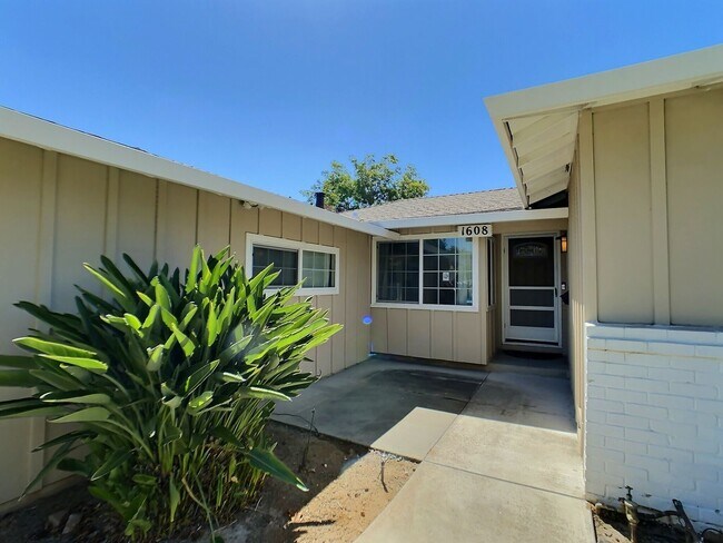 Photo - 4 Bedroom House a Block from Lietz Element...