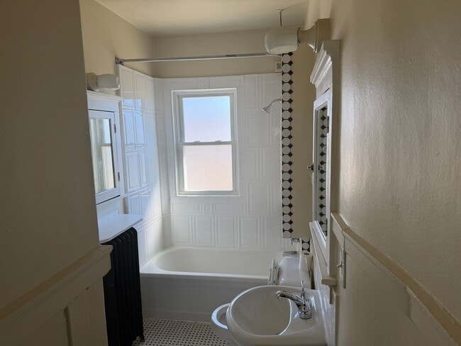 Photo - 815 E Locust St Unit 813 E Locust St (Front Upper)