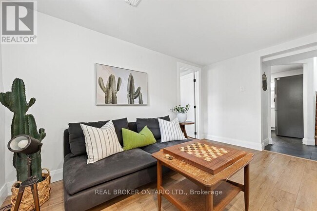 Photo - 2061 Featherston Dr