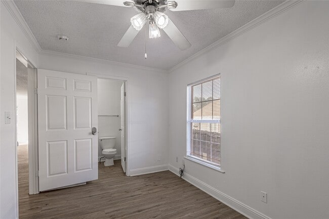 Building Photo - 121 Varsity Dr