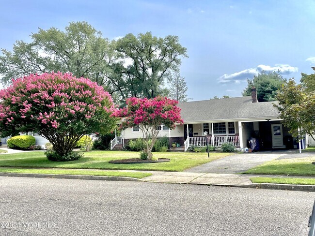 Building Photo - 105 Suburban Dr Rental